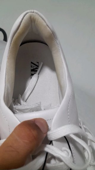 Zapatillas blancas hombre pequeños defectos