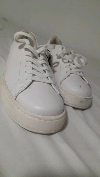 Zapatillas blancas hombre pequeños defectos