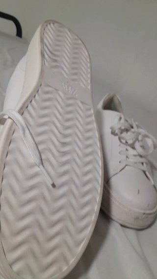 Zapatillas blancas hombre pequeños defectos