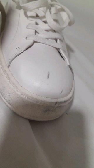 Zapatillas blancas hombre pequeños defectos