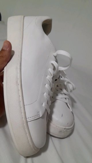 Zapatillas blancas hombre pequeños defectos