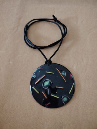 Collar artesanal negro con diseño multicolor