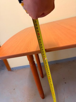 Mesa de madera marrón