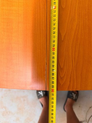 Mesa de madera marrón