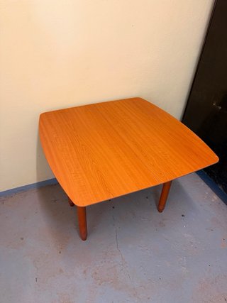 Mesa de madera marrón