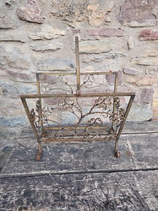 Revistero antiguo de metal para restaurar