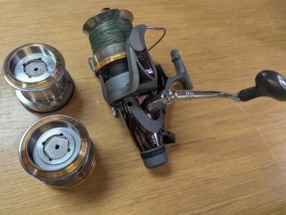 3 Cañas y 2 carretes de pesca siluro
