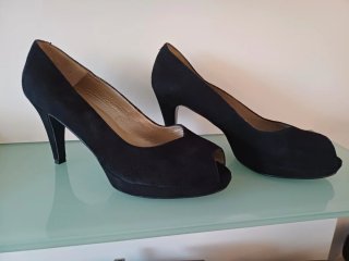 Zapatos de tacón negros de ante