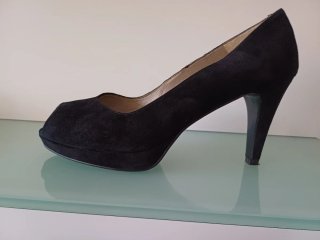 Zapatos de tacón negros de ante