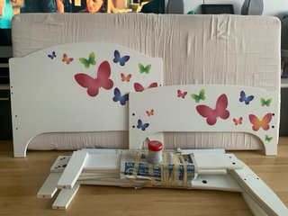 Cama infantil blanca con mariposas