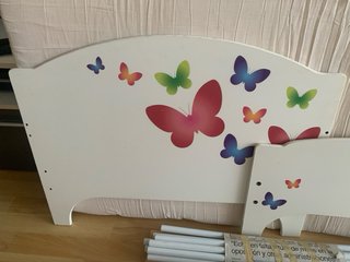 Cama infantil blanca con mariposas