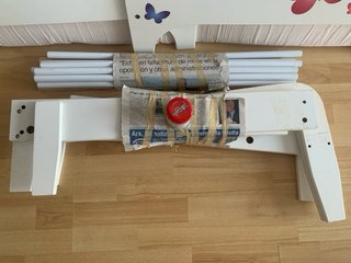 Cama infantil blanca con mariposas