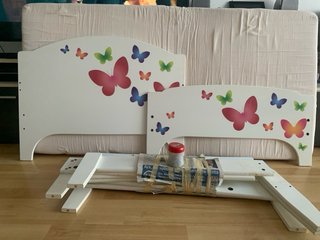 Cama infantil blanca con mariposas