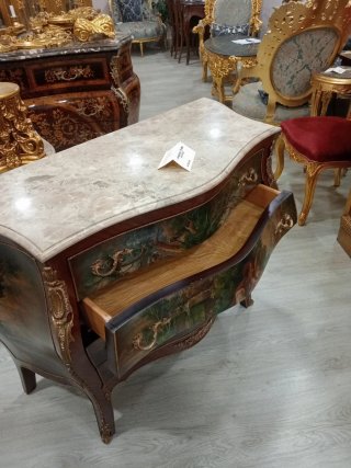 Cómoda pintada al óleo con mármol