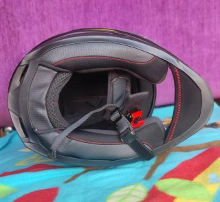 Casco de moto negro con detalles talla XS