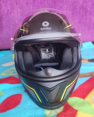 Casco de moto negro con detalles talla XS