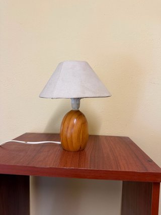 Lámpara de mesa madera y tela