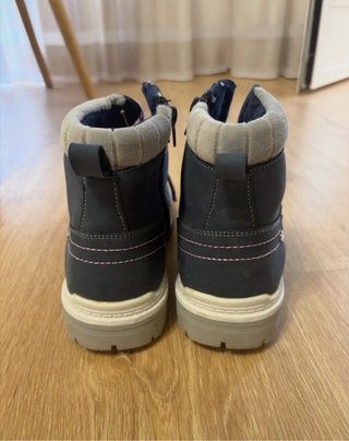 Botines azules con cordones rosas