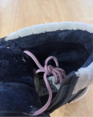Botines azules con cordones rosas