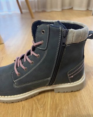 Botines azules con cordones rosas