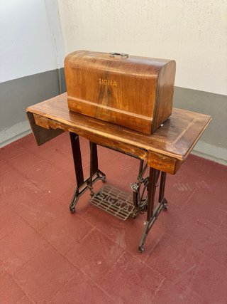 Máquina de coser SIGMA antigua