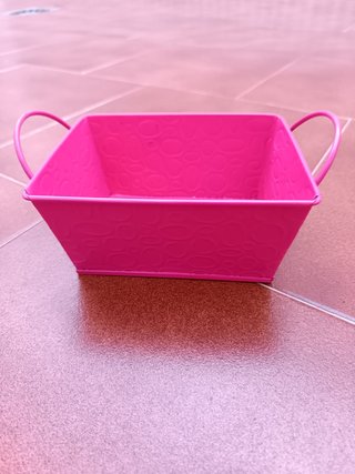 Baúl decorativo rosa con asas