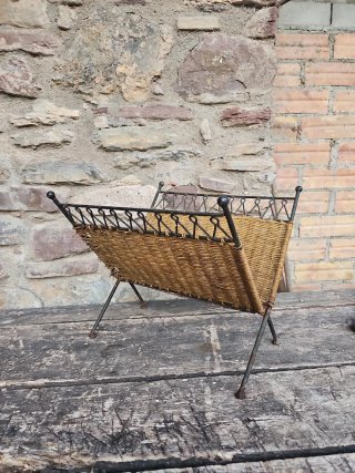 Revistero antiguo para restaurar