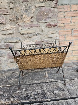 Revistero antiguo para restaurar