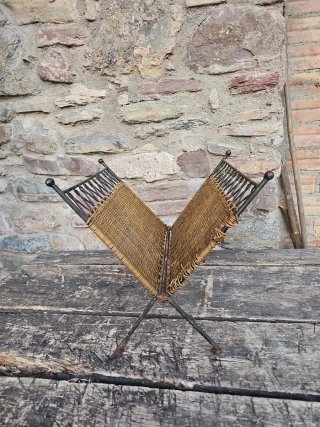 Revistero antiguo para restaurar