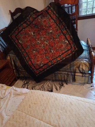 Mantón de Manila bordado a mano como nuevo