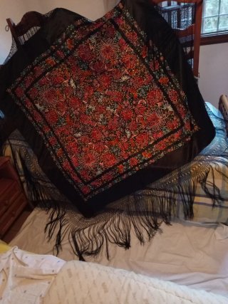 Mantón de Manila bordado a mano como nuevo