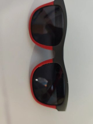 Gafas de sol infantiles negras y rojas