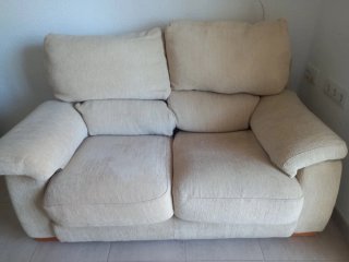 Sofá de 2 plazas beige, de tela lavable.