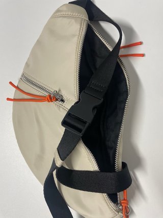 Riñonera beige con detalles naranja