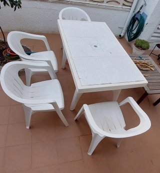 Mesa y 4 sillas de exterior blancas