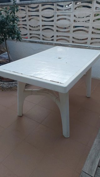 Mesa y 4 sillas de exterior blancas