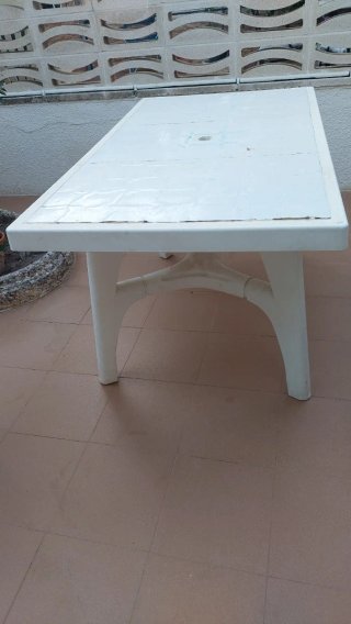 Mesa y 4 sillas de exterior blancas