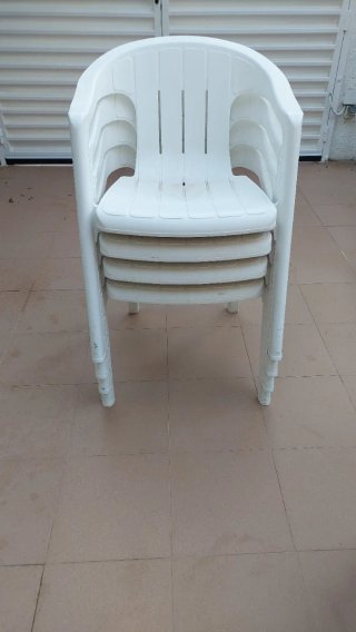 Mesa y 4 sillas de exterior blancas