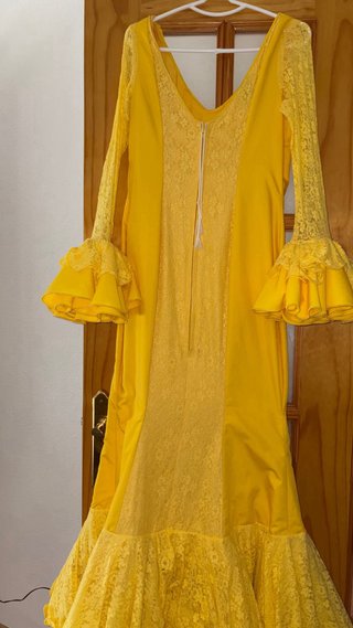 Traje de flamenca amarillo con encaje