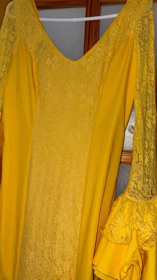 Traje de flamenca amarillo con encaje