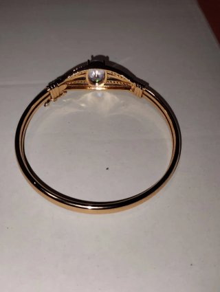 Pulsera de metal dorada con piedra