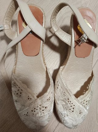 Sandalias cuña encaje beige y blanco