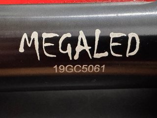 Linterna ISAE MEGALED 700lm con cargador coche