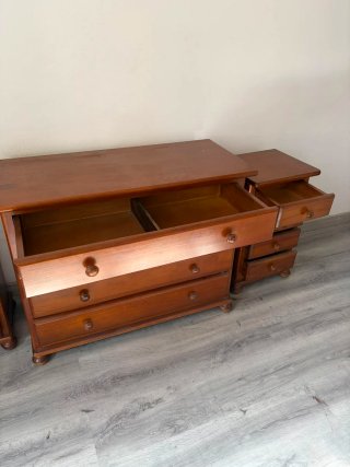 Cómoda y mesitas de noche de madera