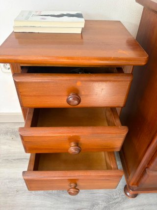 Cómoda y mesitas de noche de madera