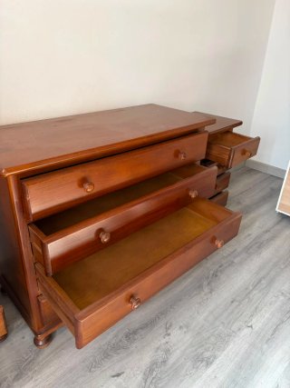 Cómoda y mesitas de noche de madera