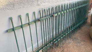 Puerta y vallas metálicas verdes