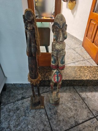 Estatuas de madera tallada
