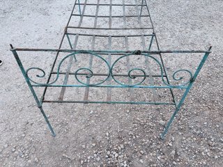 Cama de forja plegable antigua