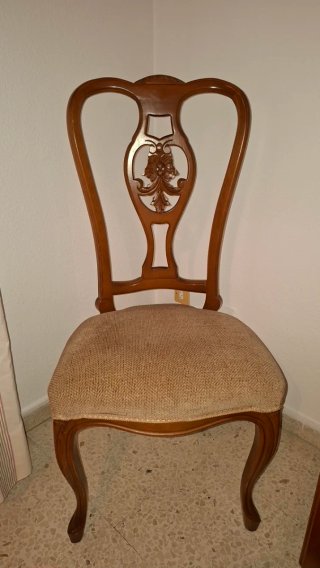 Silla de madera con asiento de tela